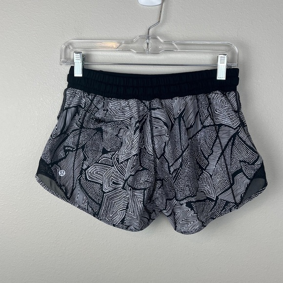 Lululemon Hotty Hot Long Shorts Dottie Tribe White Black - Picture 3 of 4